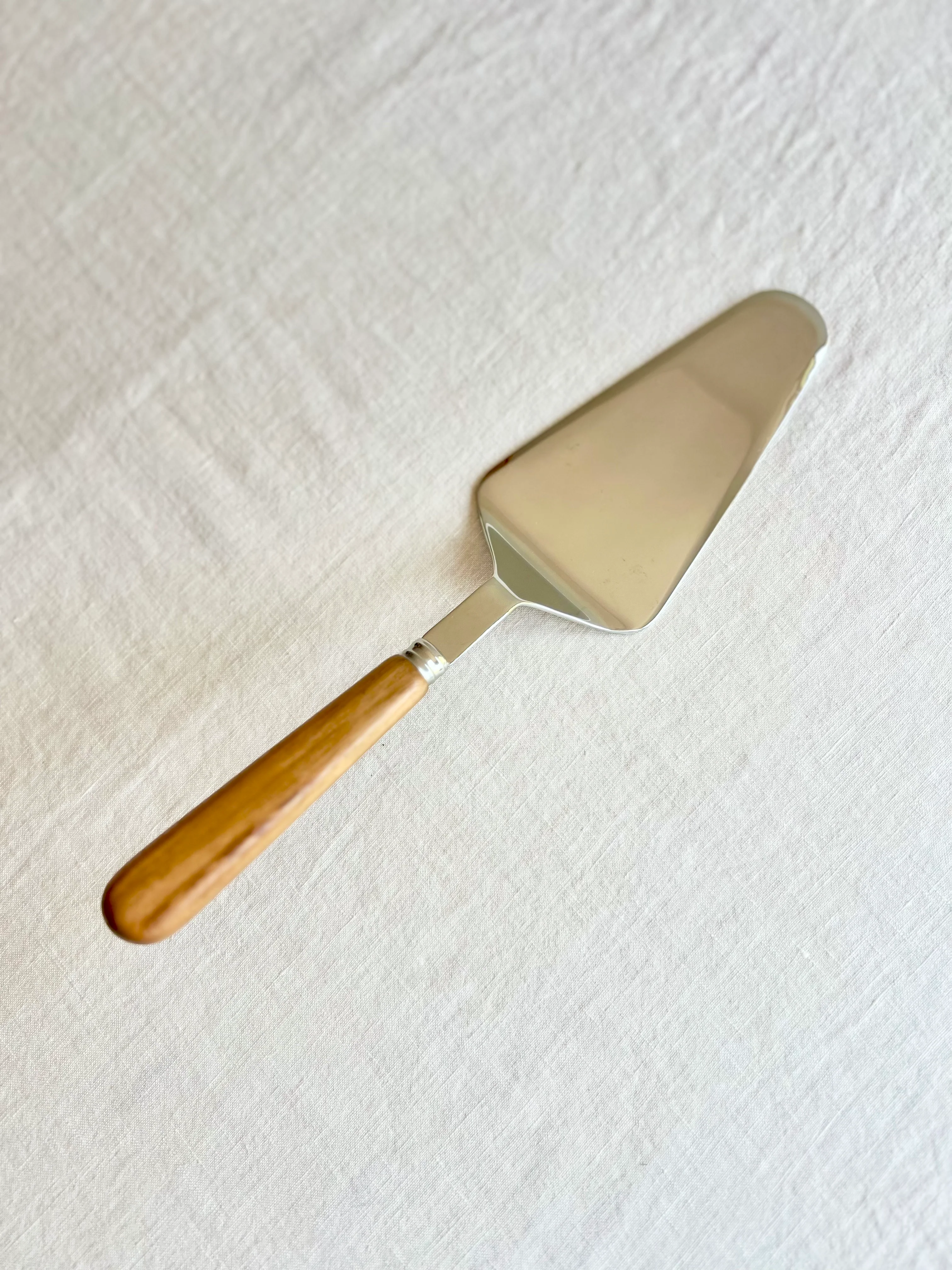 Lavandou Olive Wood Cake Server - Image 2