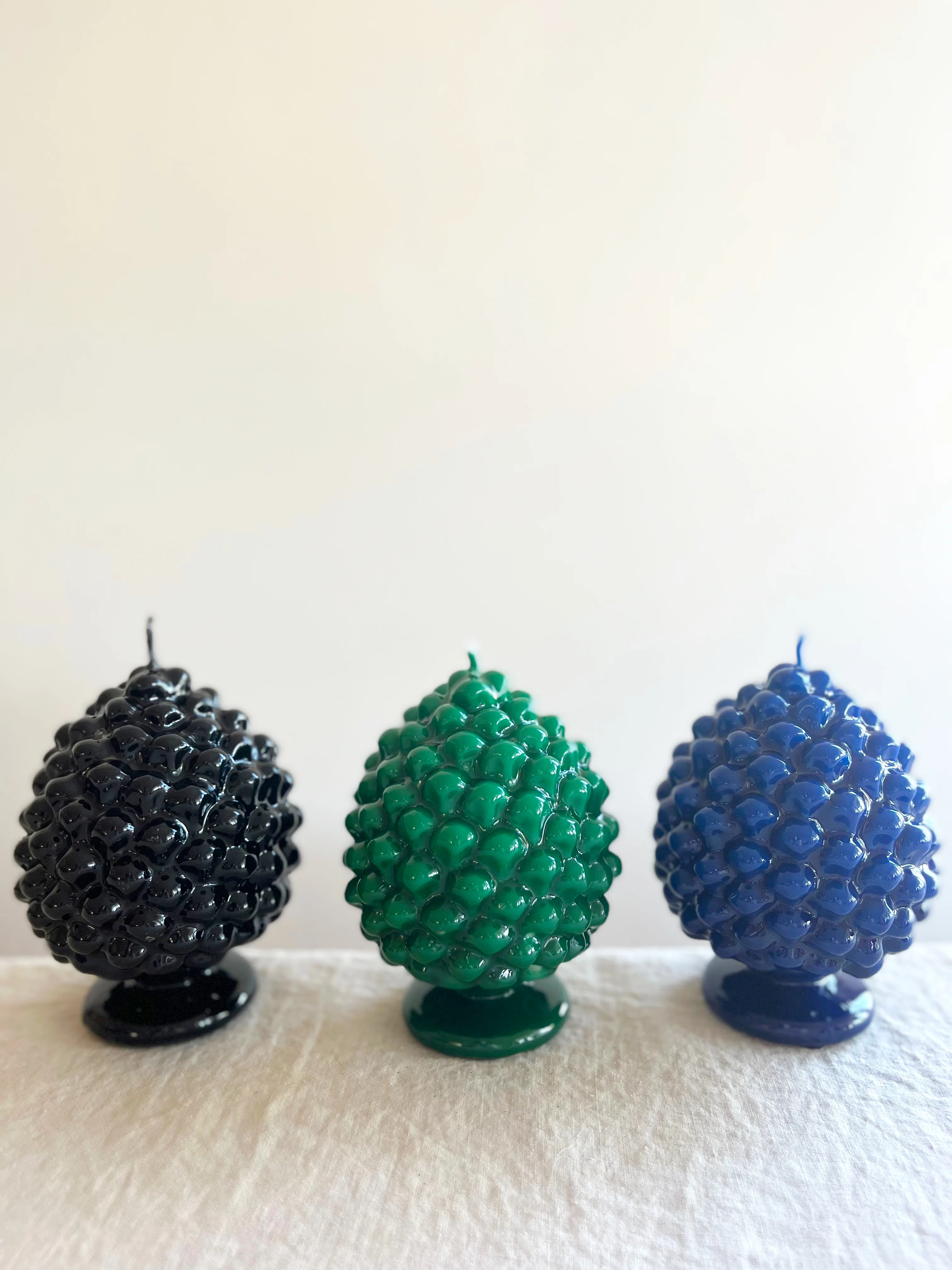 Lacquer Pinecone Candle Black - Image 2